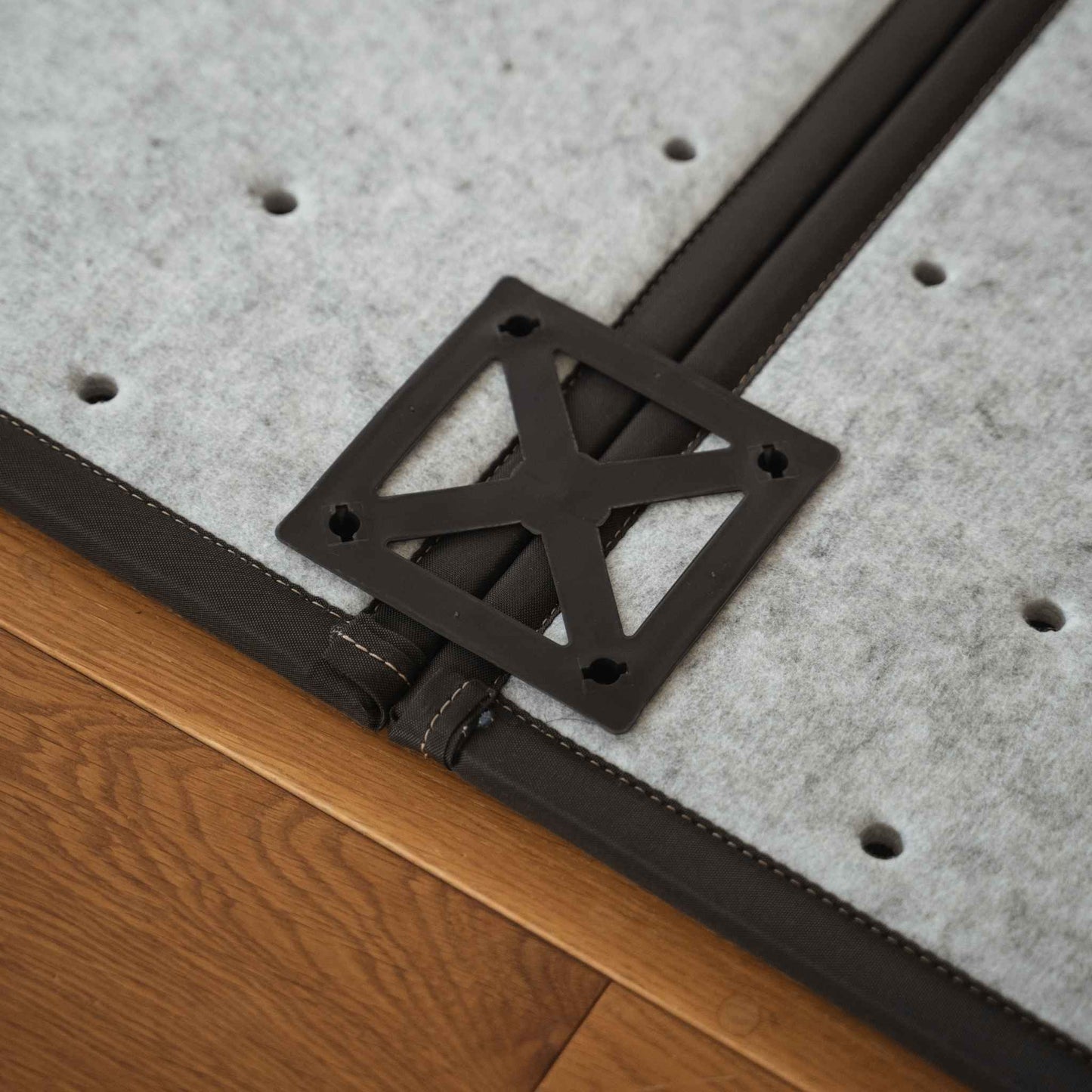Nahaufnahme des hinteren Steckverbinders einer schwarzen quadratischen Tatami-Matte, die zeigt, wie die Paneele für individuelle japanische Dekorationen verbunden werden.