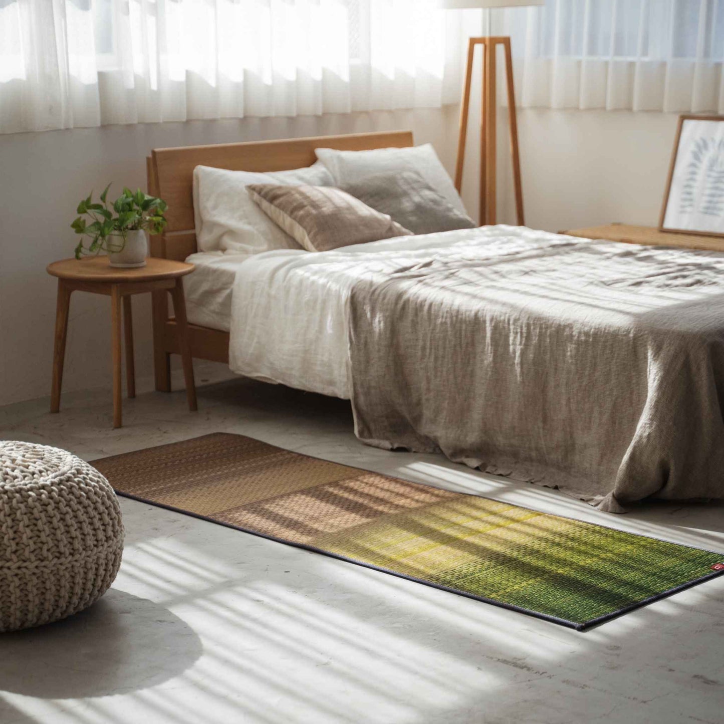 Grøn gradient tatami måtte placeret på et soveværelsesgulv, der skaber et naturligt og beroligende meditationsrum.