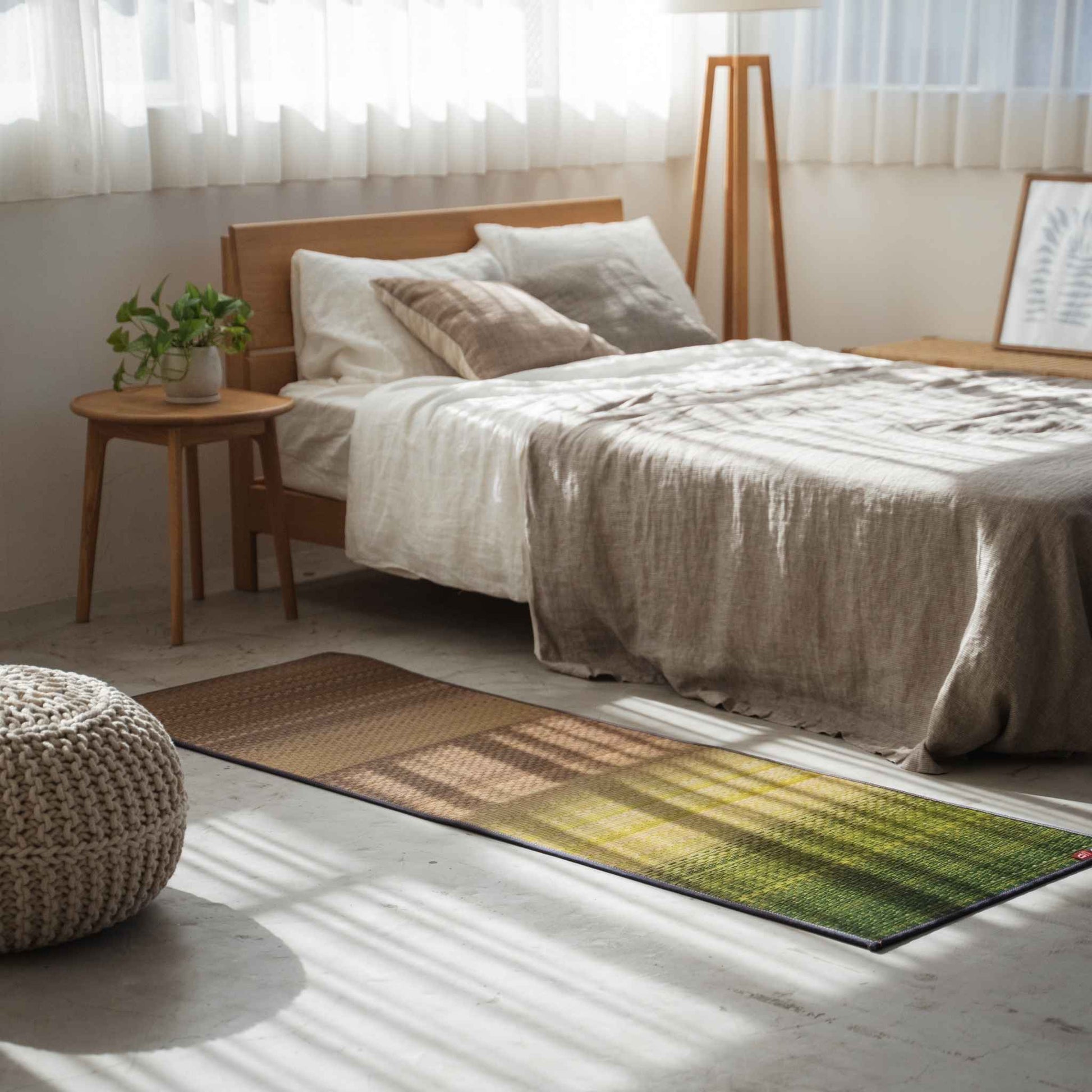 Grøn gradient tatami måtte placeret på et soveværelsesgulv, der skaber et naturligt og beroligende meditationsrum.