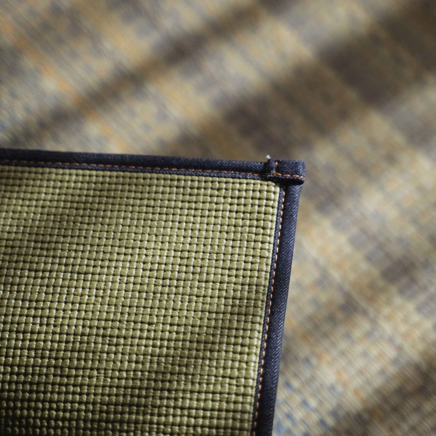 Eckdetail einer Tatami-Matte mit Kaihara-Denim-Saum und rutschfester PVC-Rückseite für Yoga.