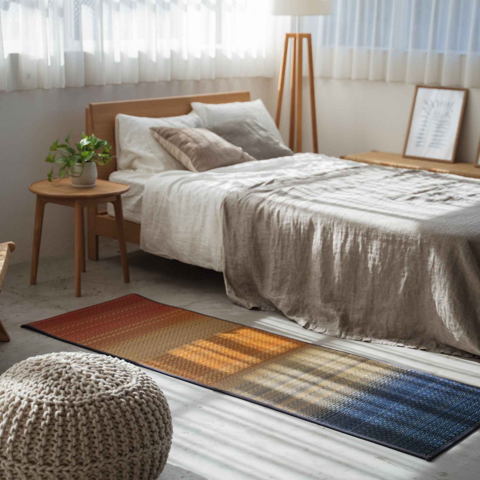 Rote Tatami-Matte auf einem Schlafzimmerboden, die als belebender Zufluchtsort für die morgendliche Meditation dient.