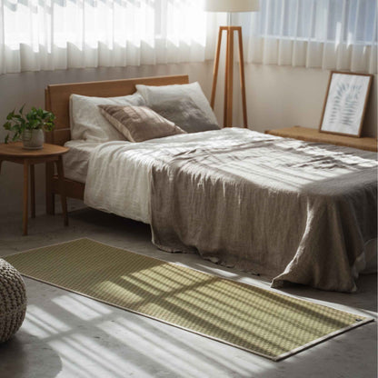 Einfache Tatami-Matte auf dem sonnenbeschienenen Schlafzimmerboden, die ein ruhiges Refugium für die morgendliche Meditation schafft.