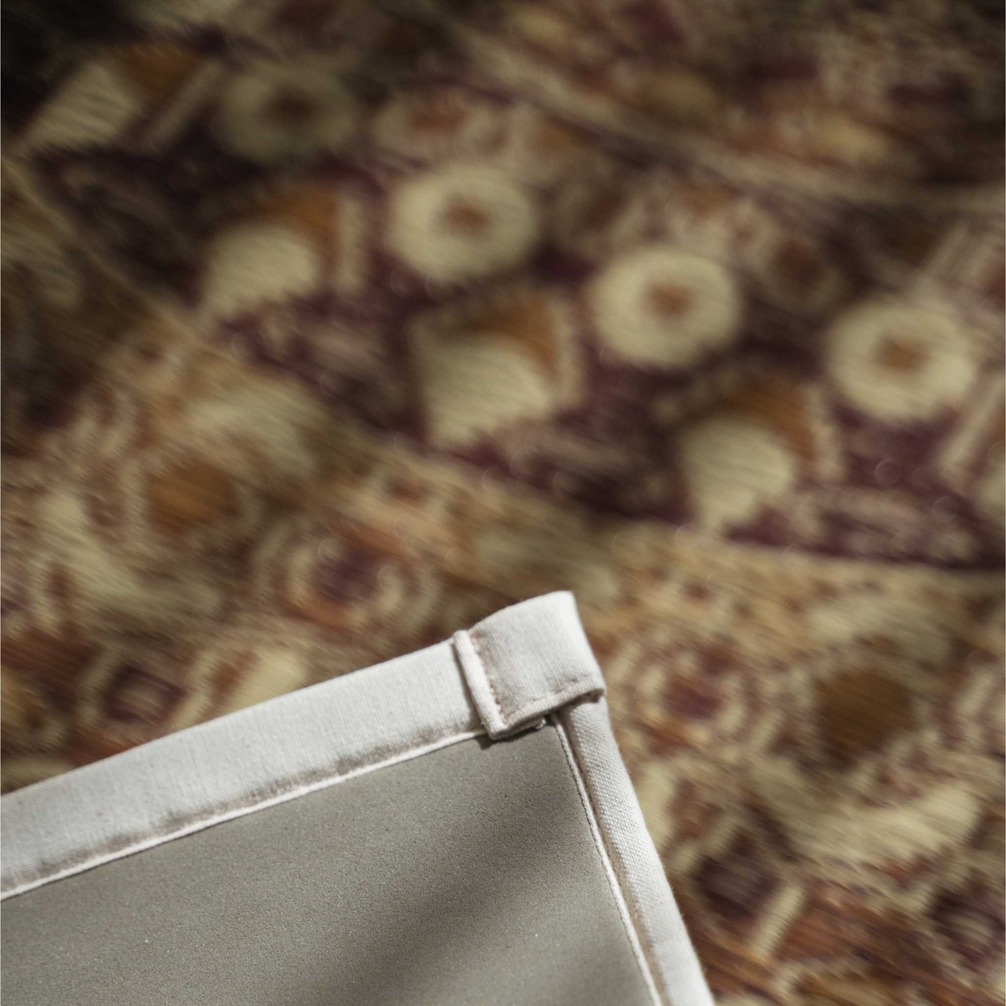 Eckdetail einer braunen Tatami-Matte, die die umweltfreundliche TPE-Rückseite zeigt, die für Stabilität beim Yoga sorgt.