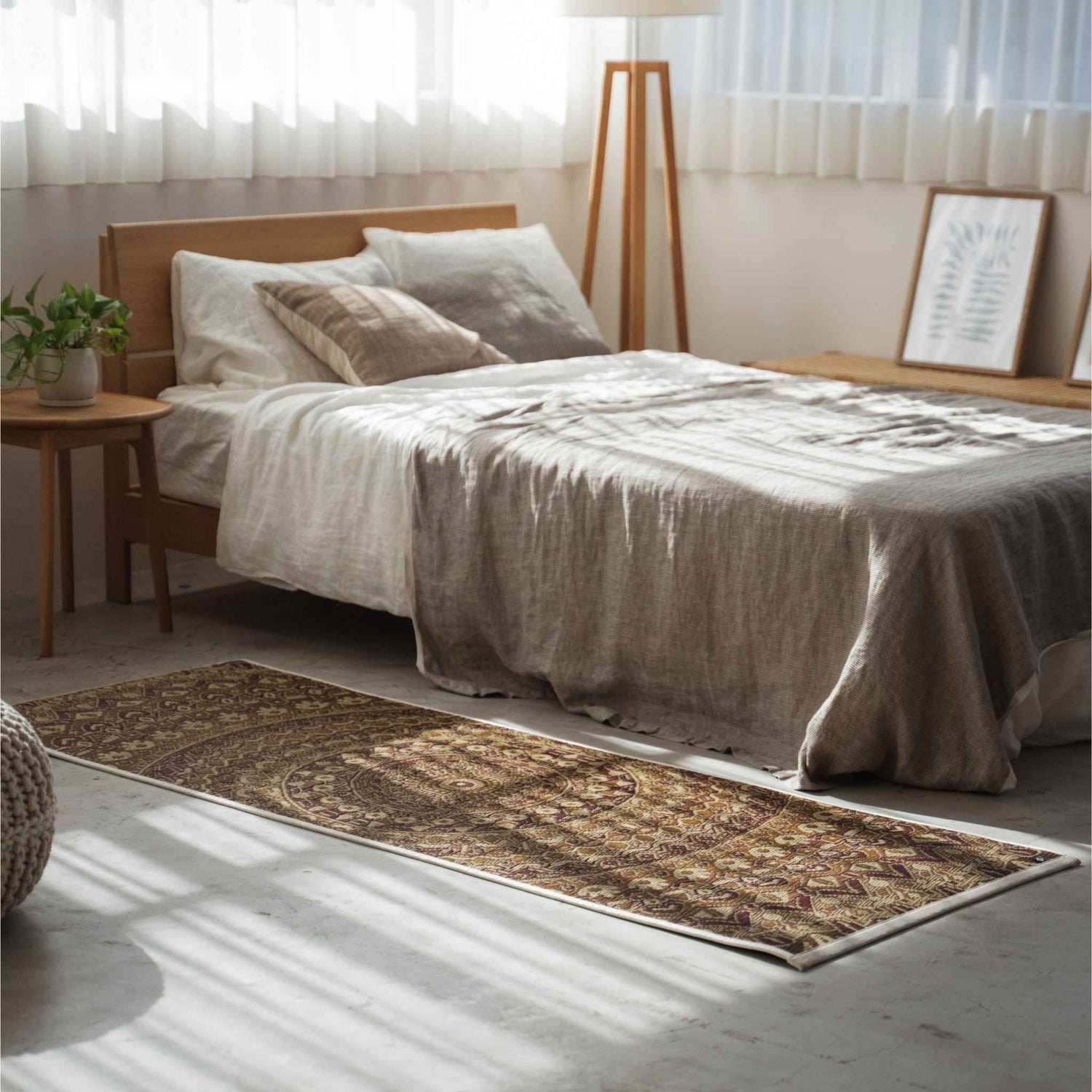 Braune Tatami-Yogamatte auf einem Schlafzimmerboden, die ein spirituelles Heiligtum und einen Akzent japanischer Dekoration schafft.