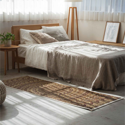 Braune Tatami-Yogamatte auf einem Schlafzimmerboden, die ein spirituelles Heiligtum und einen Akzent japanischer Dekoration schafft.