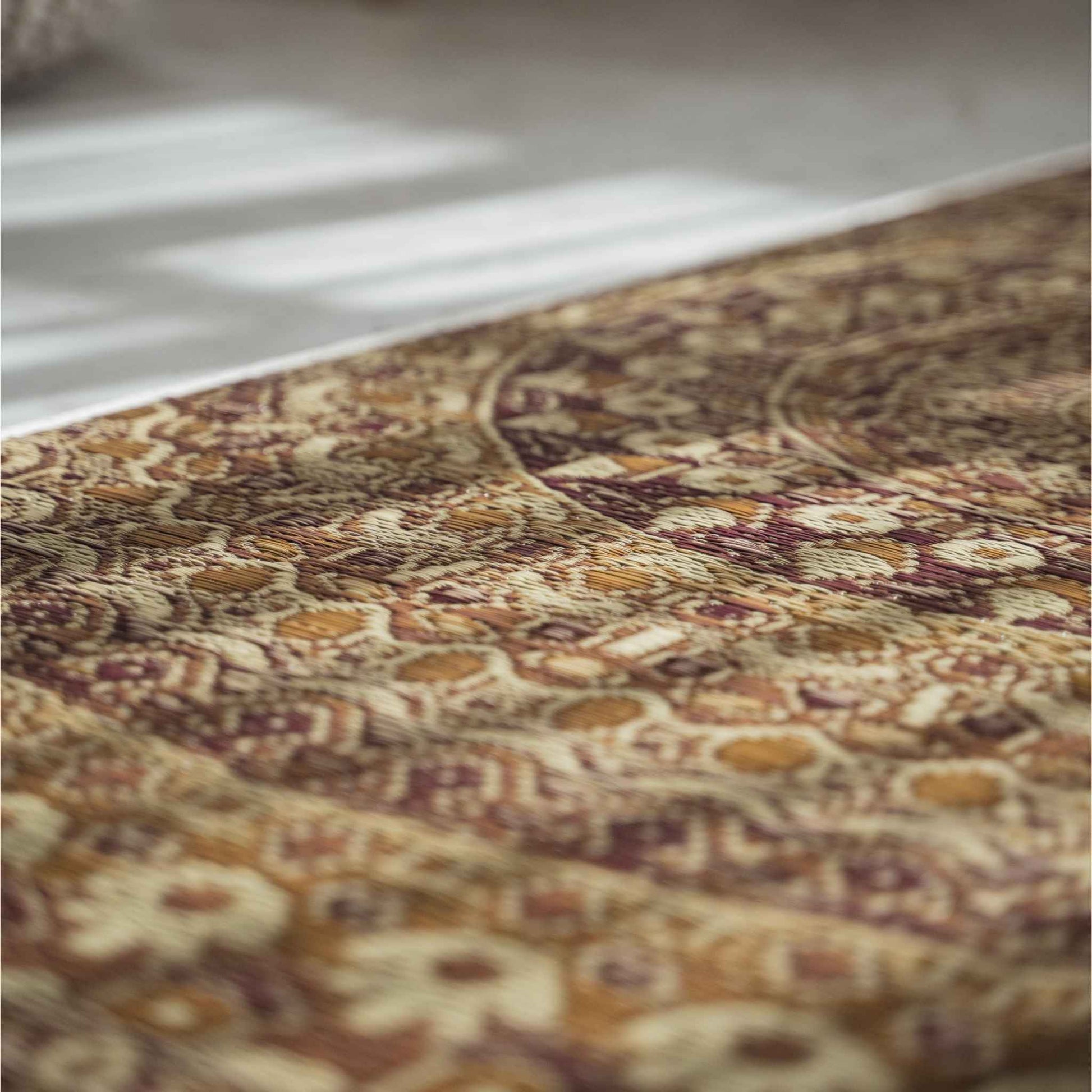 Nahaufnahme des kunstvollen braunen Mandala-Designs, das in eine Tatami-Matte aus Binsengras für Meditation und Konzentration eingewebt ist.