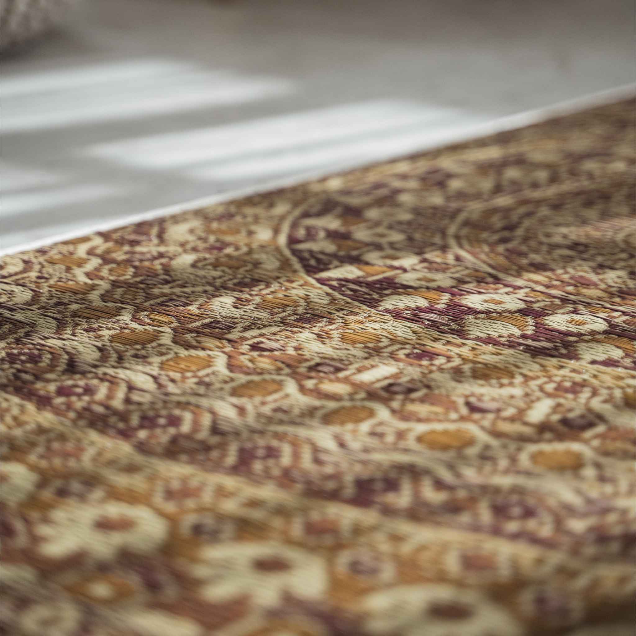 Nahaufnahme des kunstvollen braunen Mandala-Designs, das in eine Tatami-Matte aus Binsengras für Meditation und Konzentration eingewebt ist.