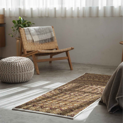 "Braune Mandala Tatami-Matte auf einem Betonboden im Wohnzimmer, die als Zen-Deko-Läufer neben einem Stuhl dient."