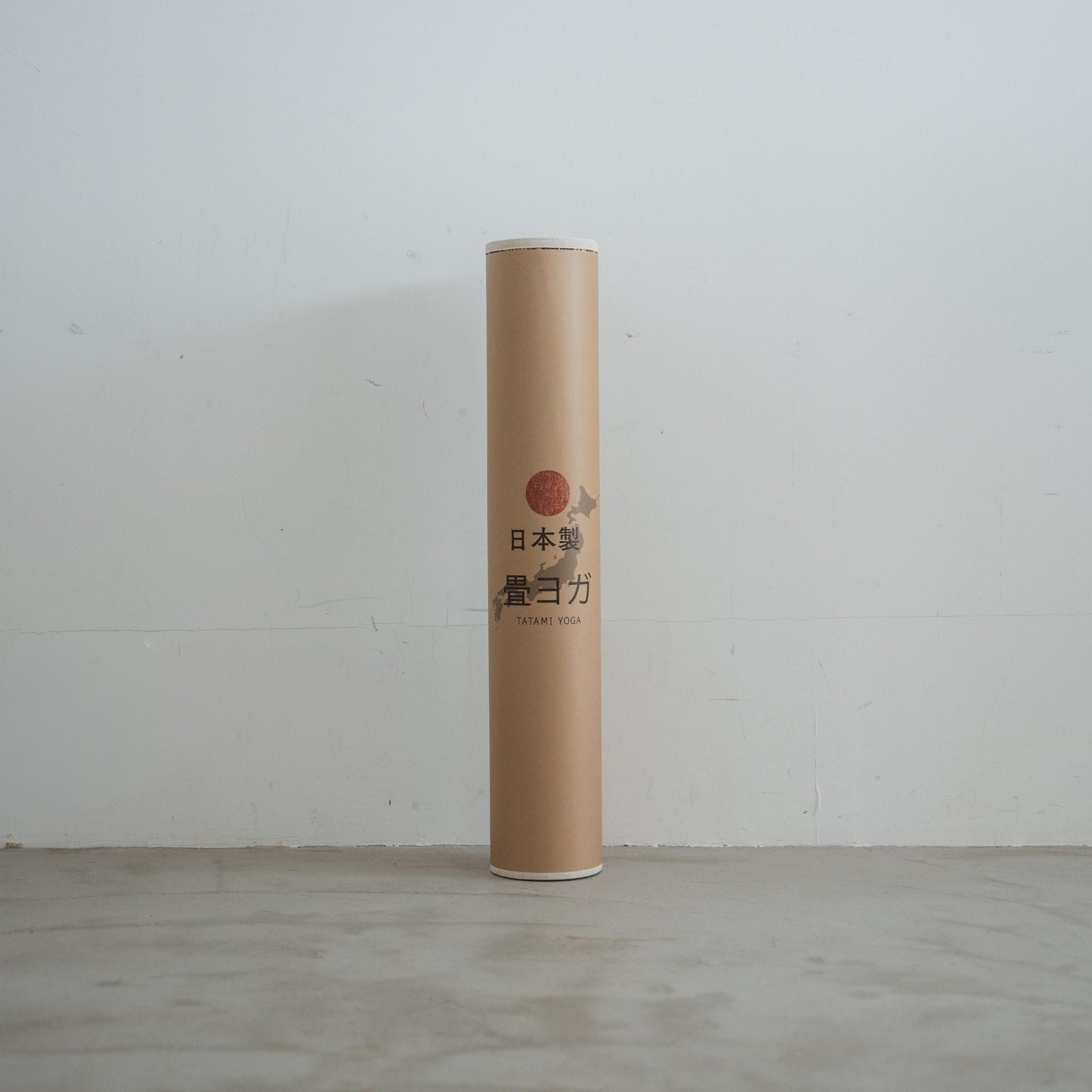 Aufrecht stehende gerollte braune Tatami-Matte mit Papieretikett und natürlicher Textur für stilvolle japanische Dekoration.
