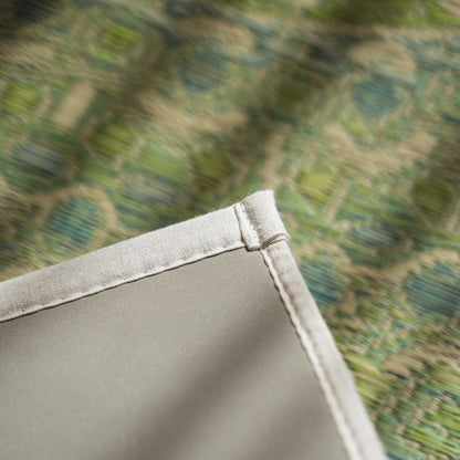 Eckdetail einer grünen Tatami-Yogamatte, die die umweltfreundliche, rutschfeste TPE-Rückseite zeigt.