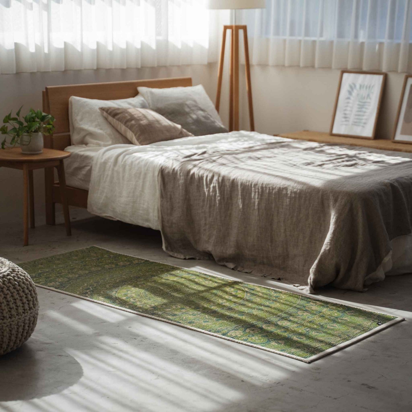 Grüne Tatami-Matte mit Mandala-Muster als stilvoller Nachttischläufer in einem sonnendurchfluteten Schlafzimmer.