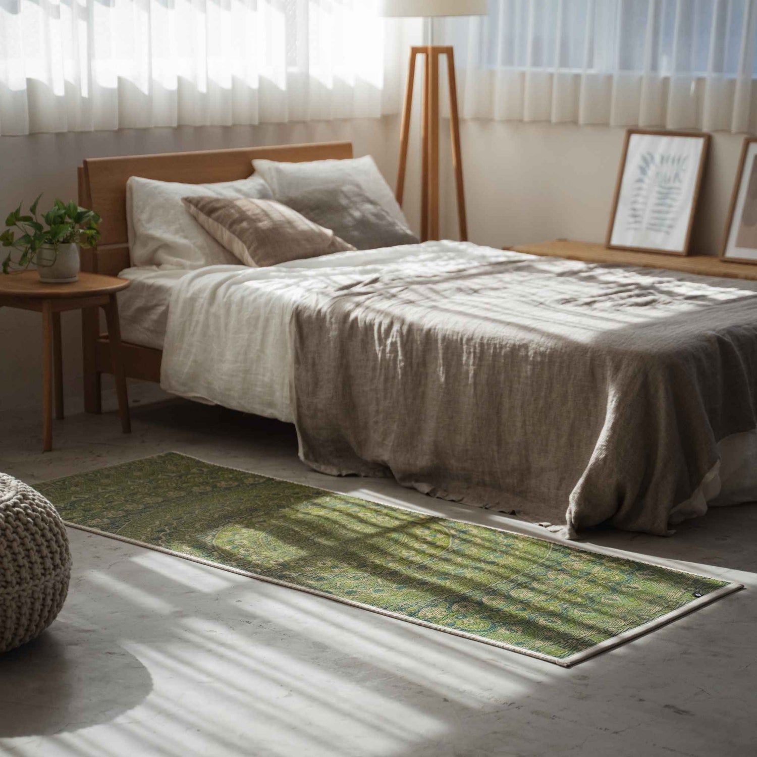 Grüne Tatami-Matte mit Mandala-Muster als stilvoller Nachttischläufer in einem sonnendurchfluteten Schlafzimmer.