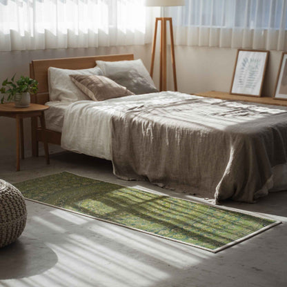 Grüne Tatami-Matte mit Mandala-Muster als stilvoller Nachttischläufer in einem sonnendurchfluteten Schlafzimmer.