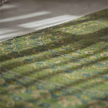 Nahaufnahme des grünen Mandala-Designs, das in eine Tatami-Matte aus Binsengras für Zen-Dekoration eingewebt ist.