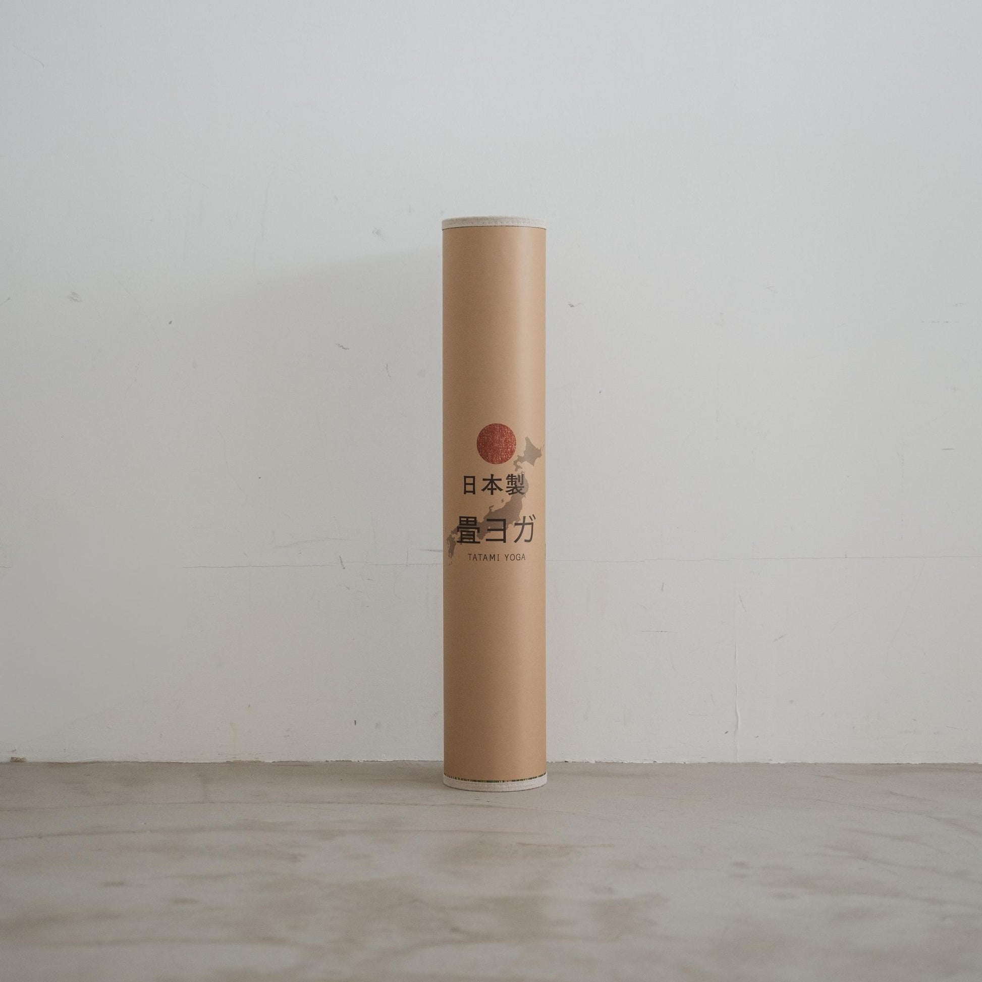 Gerollte Tatami-Matte im Stehen, die eine gewebte Binsenstruktur und ein umweltfreundliches Design für moderne japanische Dekoration zeigt.
