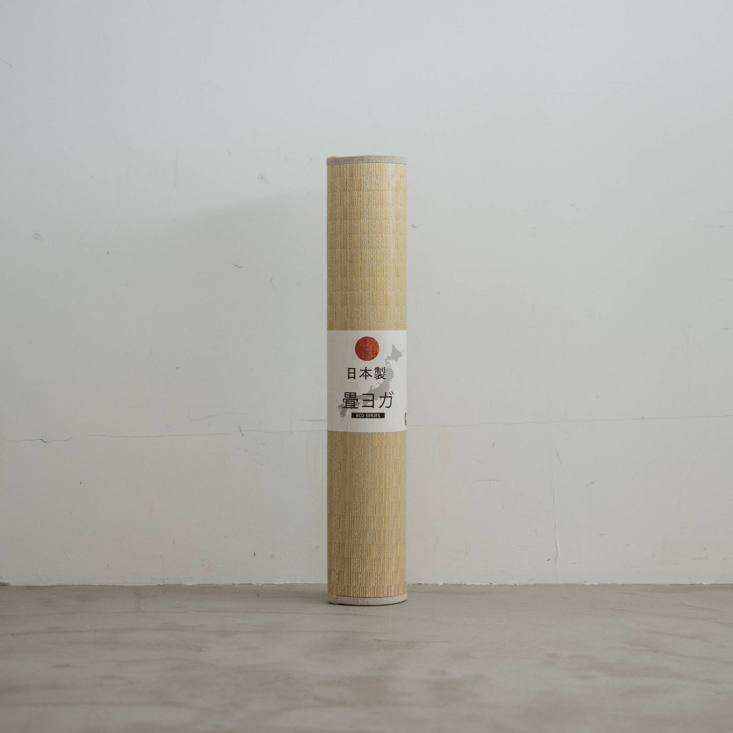 Aufrecht gerollte Tatami-Matte mit gewebtem grünem Muster aus Binsen für minimalistische japanische Dekoration.