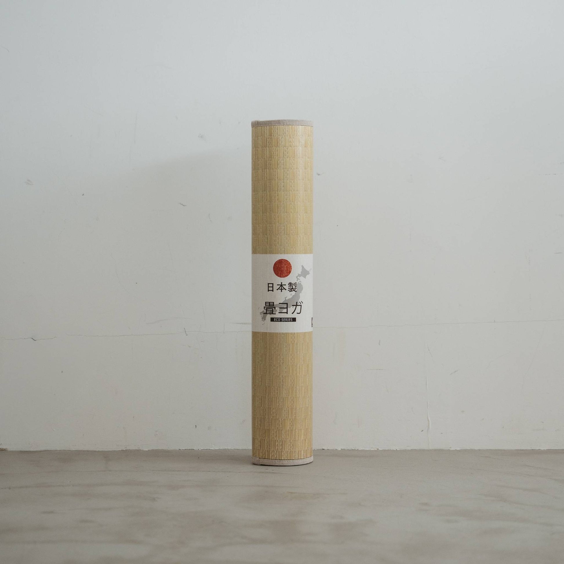 Aufrecht gerollte Tatami-Matte mit gewebtem grünem Muster aus Binsen für minimalistische japanische Dekoration.