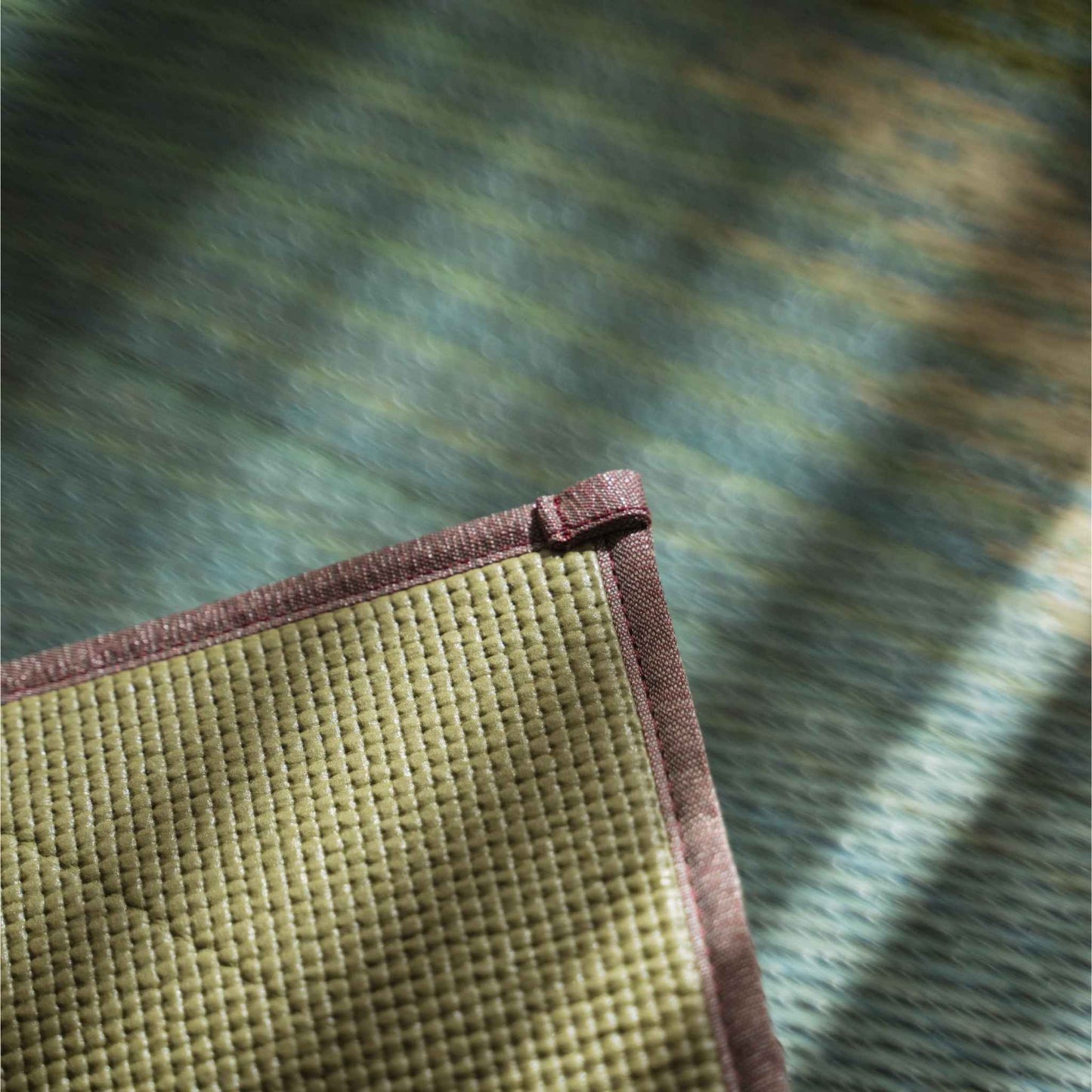 Hoekdetail van een tatamimat met antislip PVC-rug voor stabiliteit tijdens yoga.