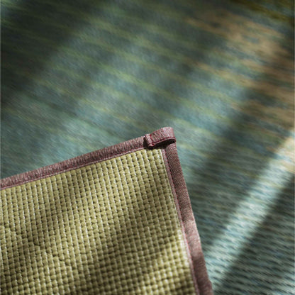Hoekdetail van een tatamimat met antislip PVC-rug voor stabiliteit tijdens yoga.