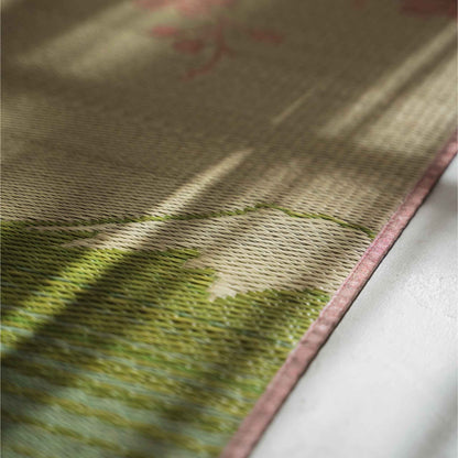 Close-up van de textuur van biesgras op een tatamimat met een ingewikkeld roze sakura-weefpatroon.