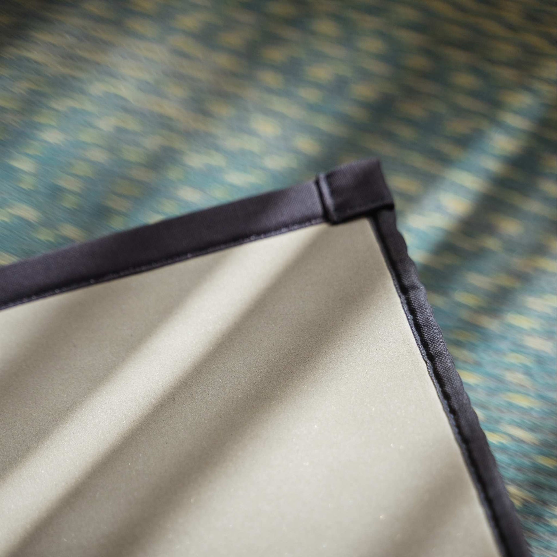 Eckdetail einer blauen Tatami-Matte, die die umweltfreundliche, rutschfeste TPE-Rückseite für Stabilität zeigt.