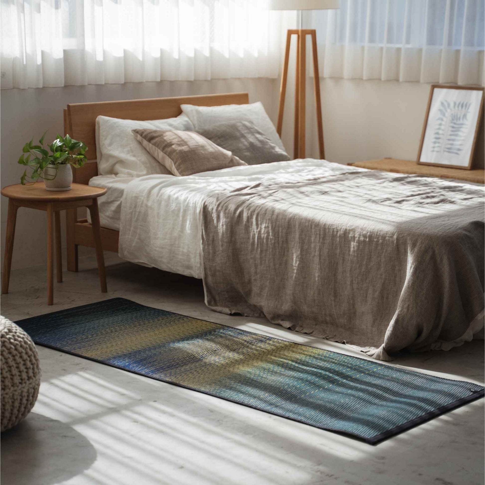 Blaue Gradient-Tatami-Matte auf einem Schlafzimmerboden, die einen beruhigenden Zen-Raum für Meditation schafft.