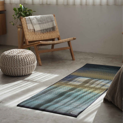 "Blaue Tatami-Yogamatte auf einem Betonboden im Wohnzimmer, die als stilvoller Zen-Deko-Akzent dient."