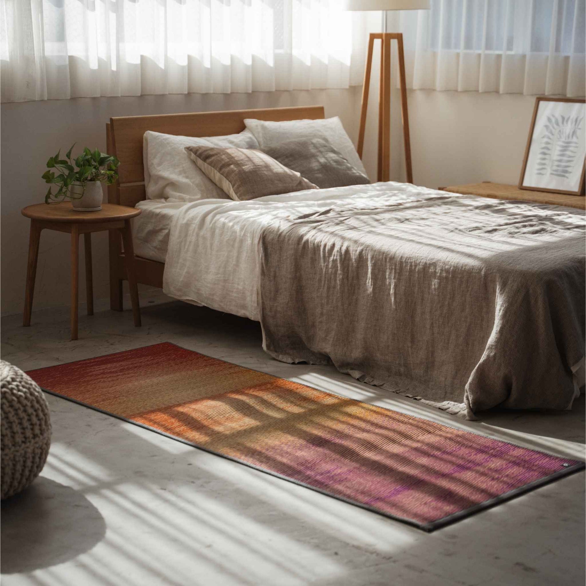 Rote, verlaufende Tatami-Matte auf einem Schlafzimmerboden, die als sonnenuntergangsinspirierter Zen-Deko-Läufer dient