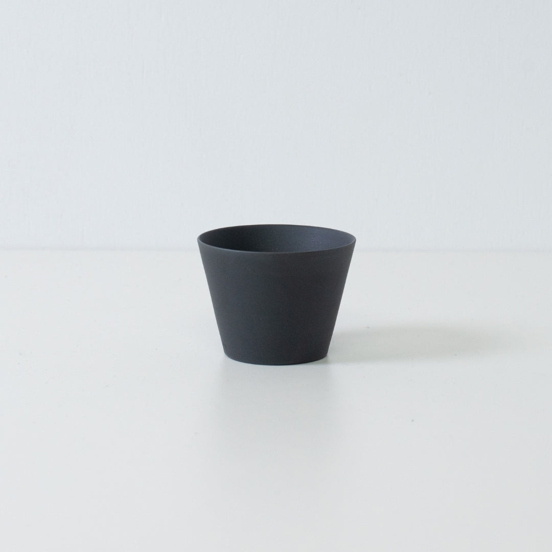 Enkelt sort japansk te-kop ensui med mat, uglaseret tekstur og moderne kegleformet design