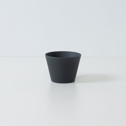 Enkelt sort japansk te-kop ensui med mat, uglaseret tekstur og moderne kegleformet design
