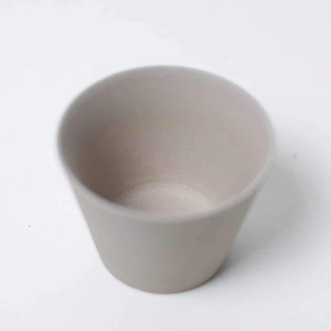Tæt på et kig ind i en uglaseret hvid japansk tekop, der fremhæver den glatte lertekstur på ensui chawan.