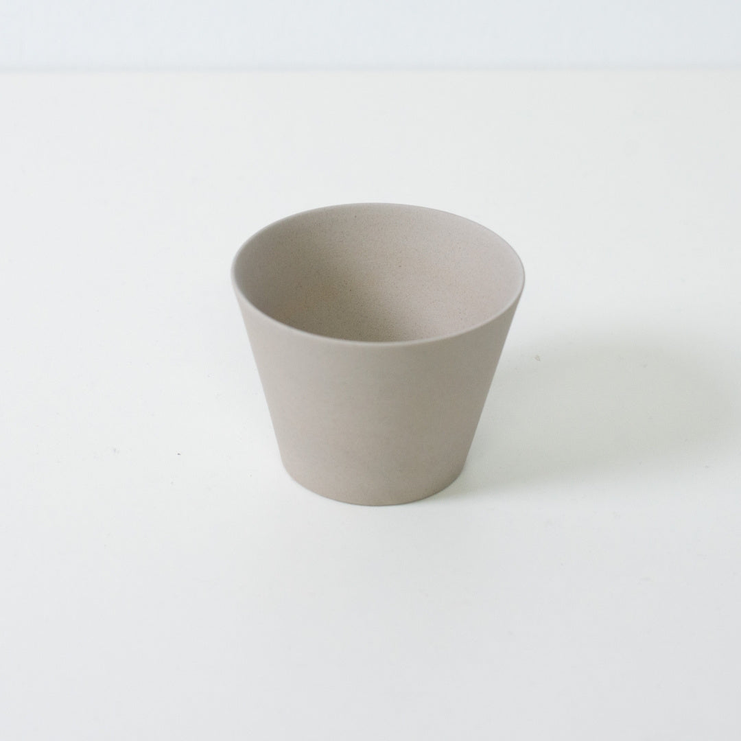 Vinklet topvisning af en mat hvid japansk tekop, der viser den tynde kant og den koniske geometri af ensui-designet.