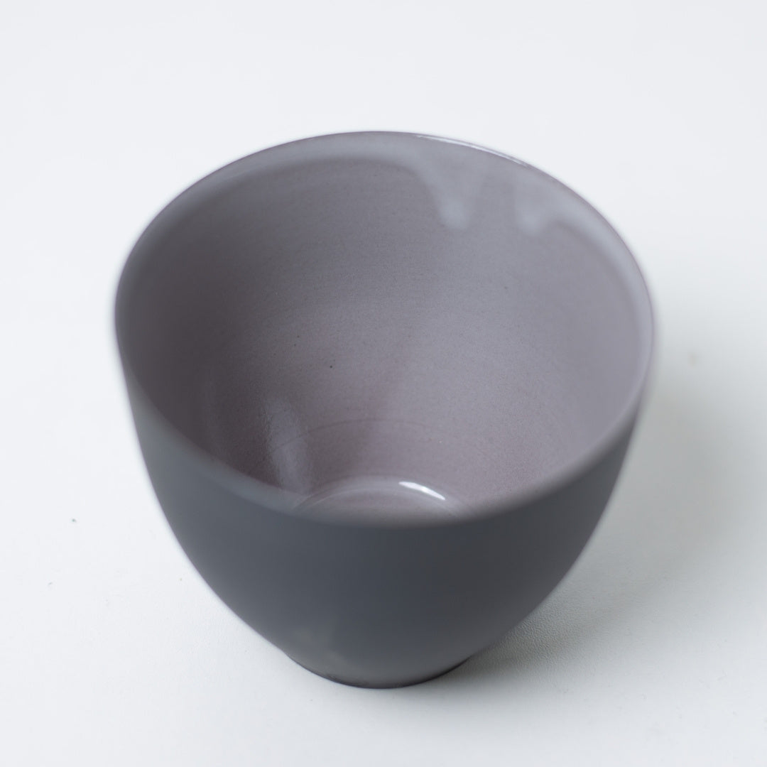 Tæt på indersiden af japanske tekopper i f-form med blank glasur designet til at fremhæve tefarven
