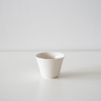 "Weiße Kodai japanische Teetasse mit Craquelé-Glasur, zentriert auf einem minimalistischen Hintergrund für ein raffiniertes Teezeremonie-Erlebnis."