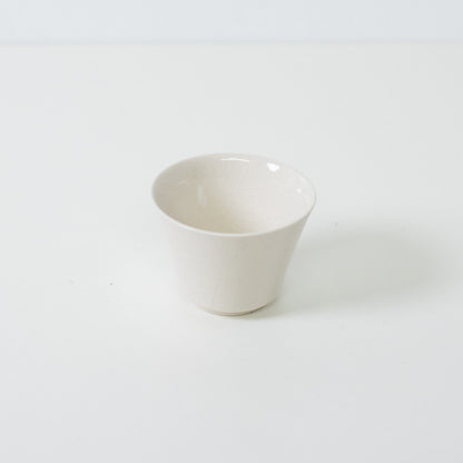 Hvid kodai japansk tekop med en traditionel høj fod og en blank krakeleret glasurfinish.