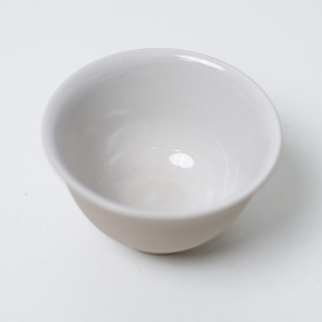 Interiør nærbillede af en kumidashi chawan, der afslører den blanke hvide glasur for tefarve