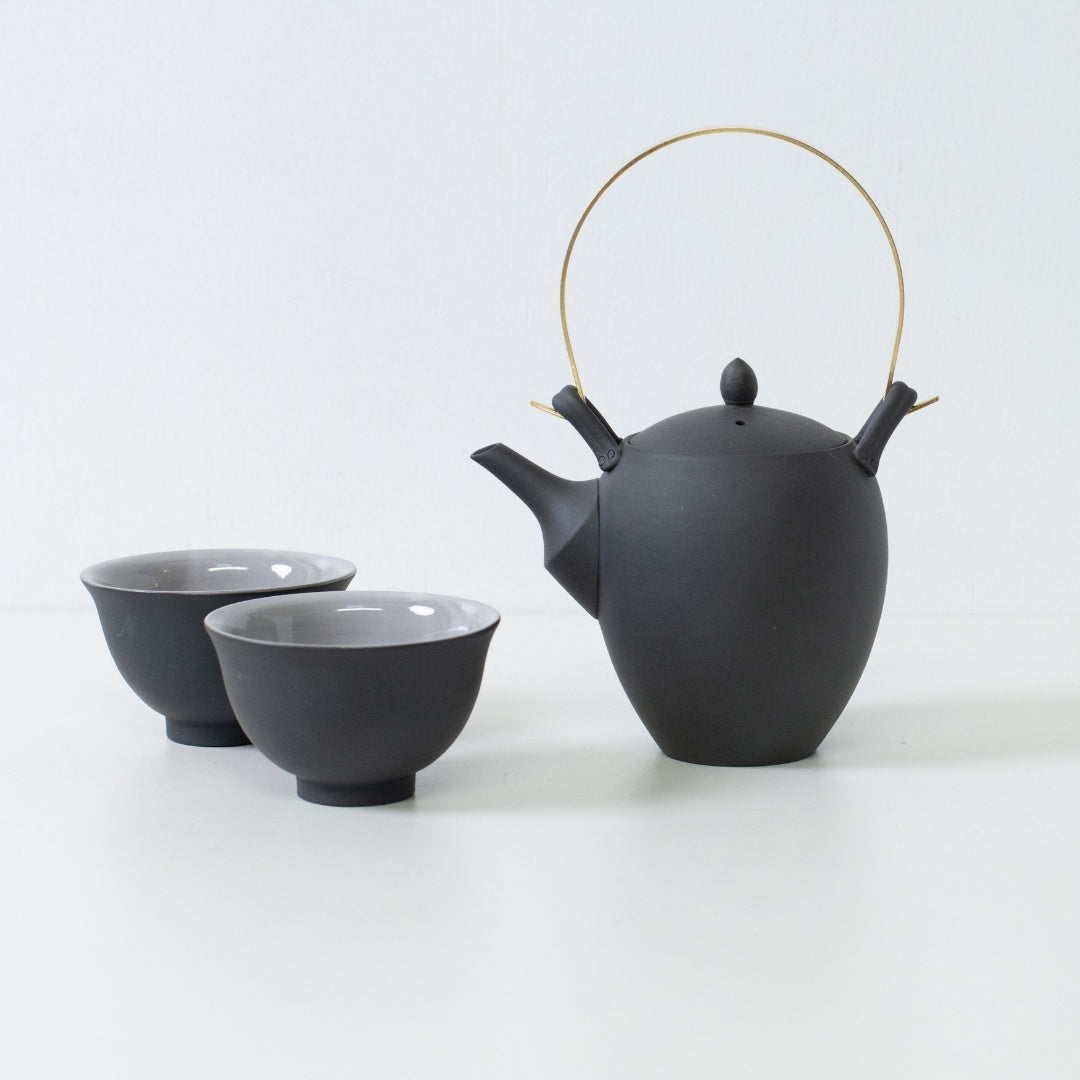 Donguri japansk tesæt med en agernformet sort kyusu og brede kumidashi chawan-kopper til at være vært for gæster