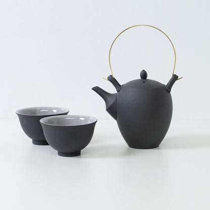 Donguri japansk tesæt med en agernformet sort kyusu og brede kumidashi chawan-kopper til at være vært for gæster