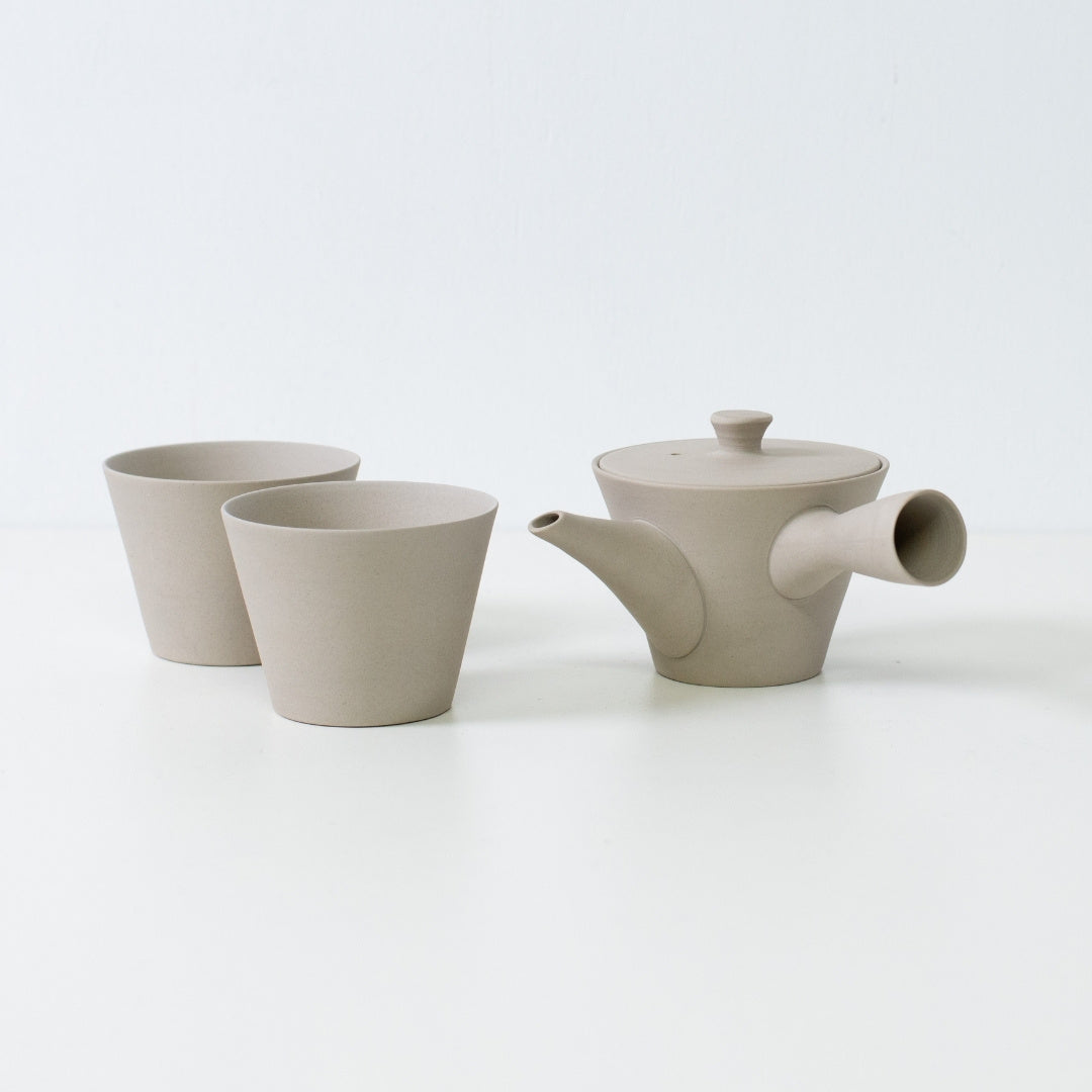 Hvidt, uglaseret japansk tesæt med en sencha kyusu tekande og to matte, kegleformede ensui kopper til mindful brygning.