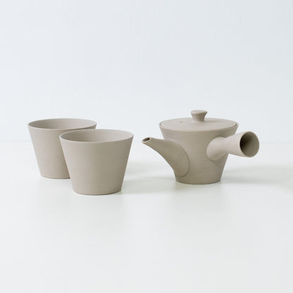 Hvidt, uglaseret japansk tesæt med en sencha kyusu tekande og to matte, kegleformede ensui kopper til mindful brygning.
