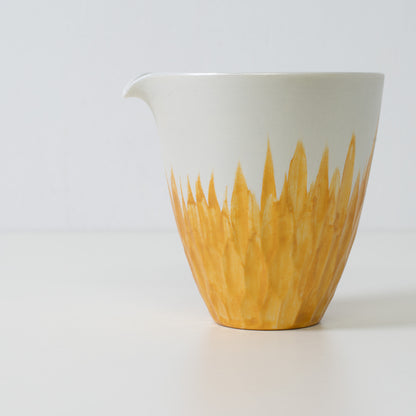 Guldfarvet blomstret sake-karaffel i hvidt porcelæn – Nærbillede af en japansk sake-karaffel med guldfarvede blomsterdetaljer