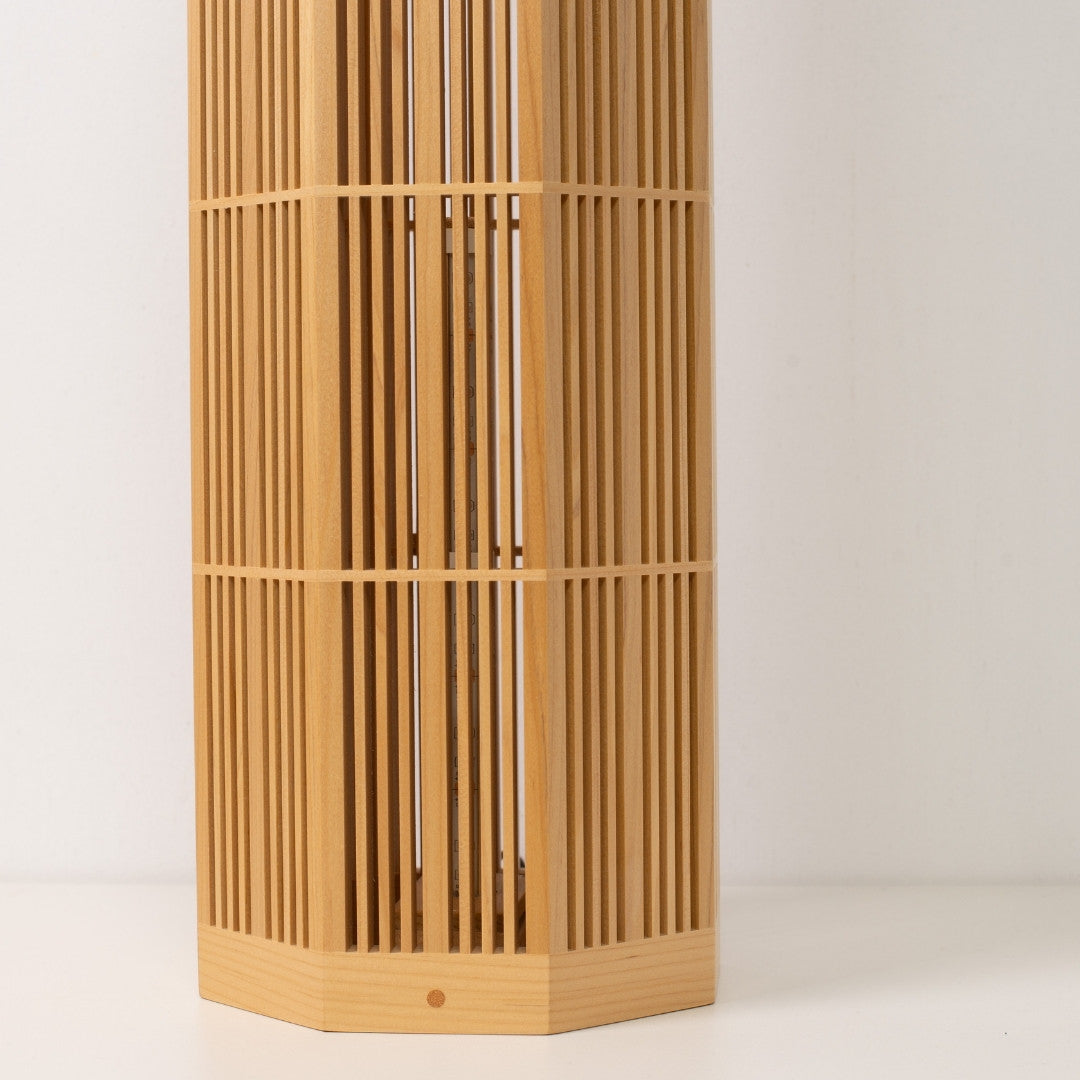 "Lampe sur pied japonaise en bois SAN Grande, Naturelle, Bois de Hiba d'Aomori - Détail d'artisanat Kumiko"