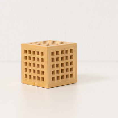 Japanische Holz-Minilampe "Hotaru" aus natürlichem Aomori-Hiba – Ambiente-Lampe mit Kumiko-Holzarbeit