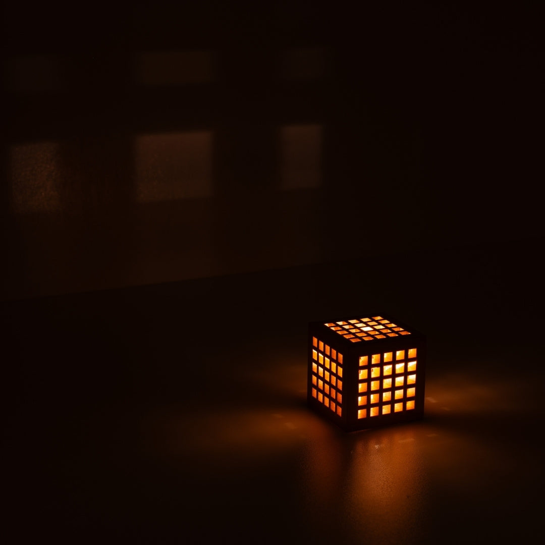 "Japanische Holz-Minilampe Hotaru Natural Aomori Hiba - Akzentlampe mit geometrischen Kumiko-Schattenprojektionen"