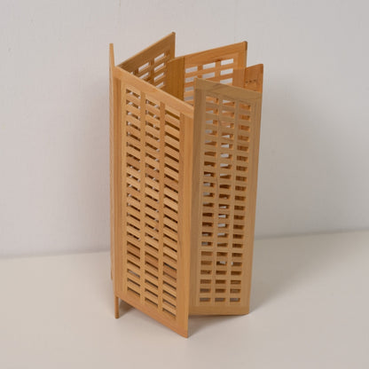 "Japanische Holz-Tischlampe Towaru, Natur, Aomori Hiba – Akzentlampe mit Kumiko-Holzhandwerk"