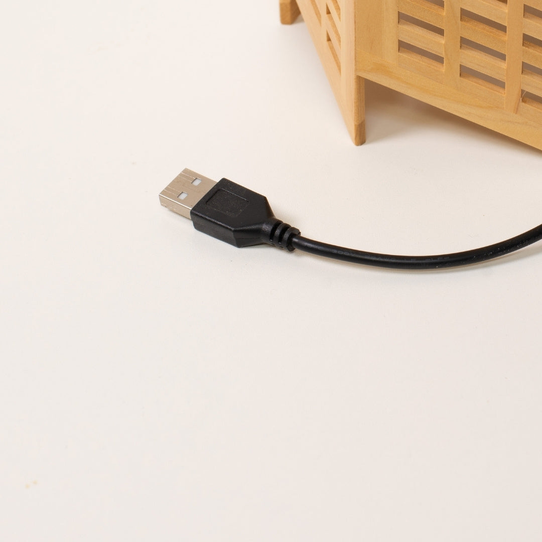 "Japanische Holz-Tischlampe Towaru, Natur, Aomori Hiba - USB Typ-A Stromquelle Details"