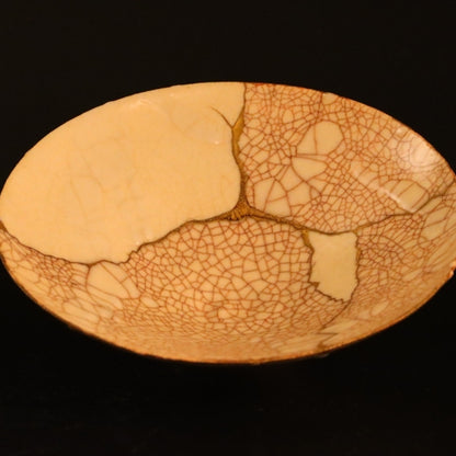 Detail view of kintsugi-bowl-shushinjaku-02 in gold, white.