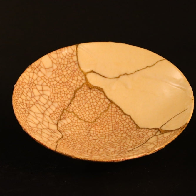 Angle view of kintsugi-bowl-shushinjaku-03 in gold, white.