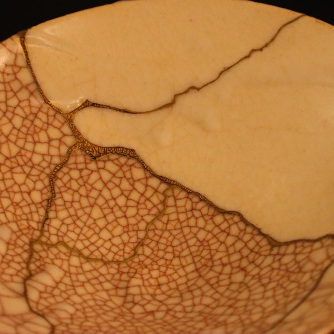 Detail view of kintsugi-bowl-shushinjaku-03 in gold, white.