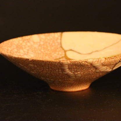 Detail view of kintsugi-bowl-shushinjaku-03 in gold, white.